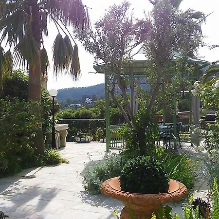 - Chambres D'hotes Castelmau * 勒拉旺杜